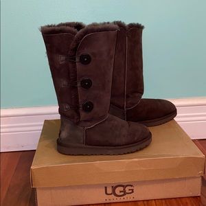 UGG BROWN BAILEY BUTTON Triplet II BOOT